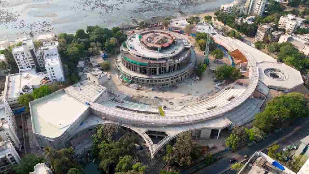 डॉ.बाबासाहेब आंबेडकर यांच्या  पुतळा प्रकल्पाचे काम वेगाने सुरू आहे. २३० फूट उंचीच्या थर्माकोल मॉडेलचे काम पूर्ण झाले आहे.  पुतळ्यासाठी १३९५ मेट्रिक टन संरचनात्मक स्टील खरेदी पूर्ण झालेली आहे. १५५ मेट्रिक टन बेसप्लेटचे फॅब्रिकेशन आणि उभारणी पूर्ण झाली आहे. एकूण १०,५१० चौ.मी. पैकी ३०८ चौ.मी. कांस्य पॅनेलिंगचे काम पूर्ण झाले आहे.