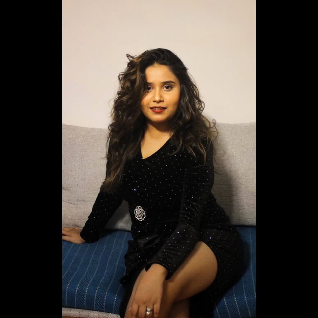 लक्ष्मीकांत बेर्डे यांच्या मुलीचे नाव हे स्वानंदी असे आहे. विशेष म्हणजे तीदेखील एक अभिनेत्री असून तिचे इन्स्टाग्रामवर हजारो फॉलोअर्स आहेत. 