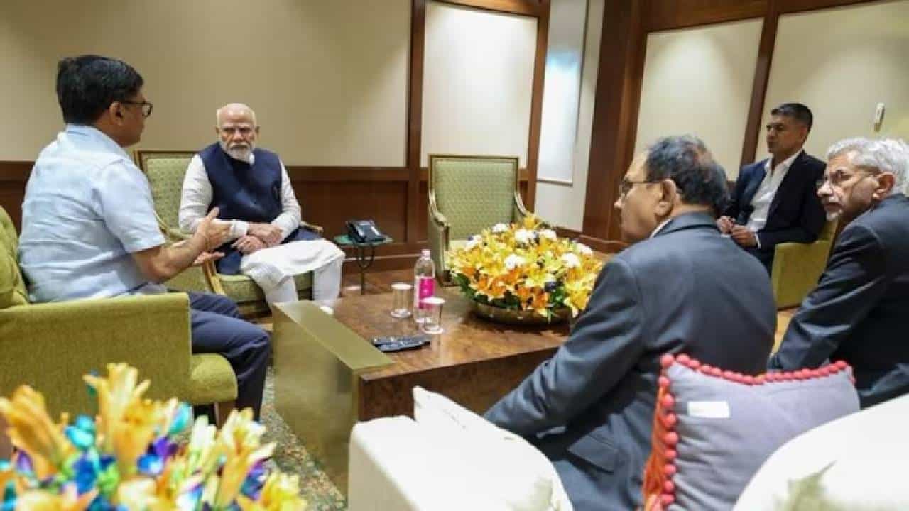 Pahalgam Terror Attack : भारतात दाखल होताच पीएम मोदींनी विमानतळावरच घेतली तातडीची बैठक