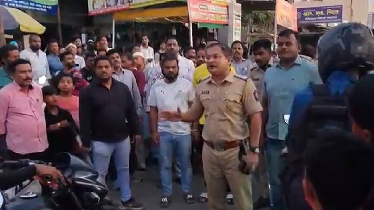 त्या भागातील रिझवान उर्फ टिपू सत्तार पठाण, सद्दाम सलीम पठाण, एजाज युसूफ इनामदार आणि नदीम बाबर खान या गुंडांची पायी धिंड काडली आहे. 