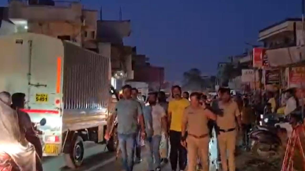 पुण्यातील पोलिसांनी तिथल्या गुंडांना आपला पोलिसी खाक्या दाखवला आहे. तेथील पोलिसांनी सय्यदनगर भागात दहशत माजवणाऱ्या गुंडांची थेट धिंड काडली आहे. 