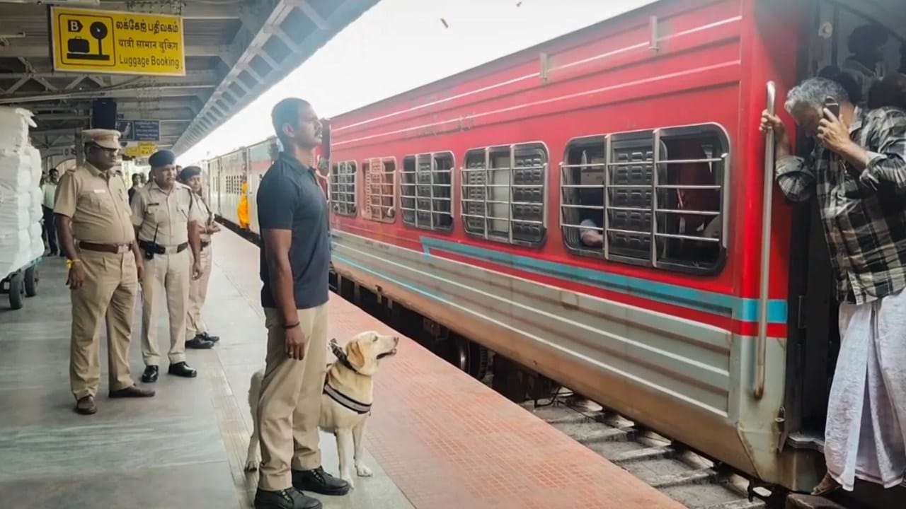 तर नागरी विमान वाहतूक मंत्रालयातील सूत्रांनी दिलेल्या माहितीनुसार, बुधवारी सकाळी 6 ते दुपारी 12 या वेळेत 20 विमानांमधून 3,337 प्रवाशांनी श्रीनगरवरुन परतीची उड्डाणे घेतली.