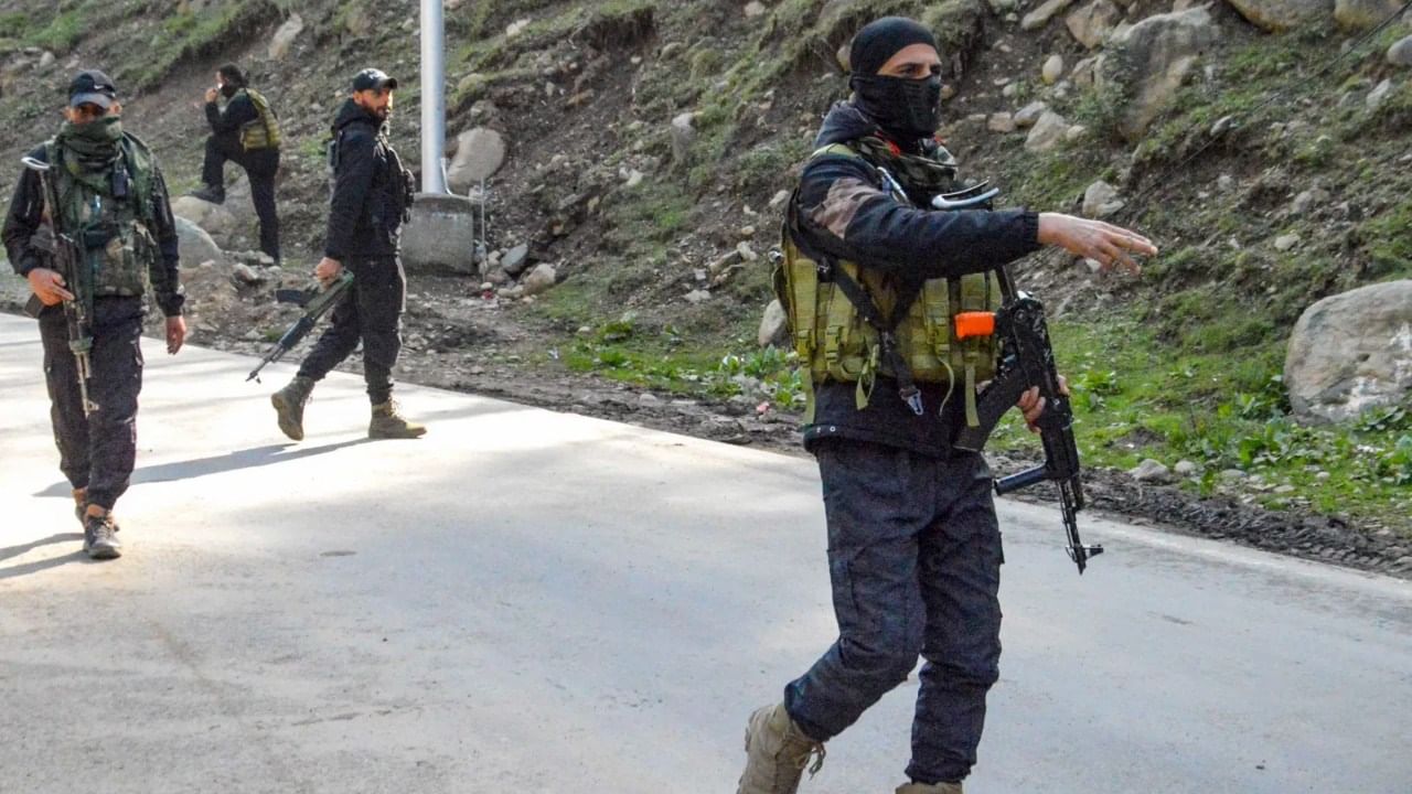 काही ट्रॅव्हल एजन्सीने दिलेल्या माहितीनुसार, मंगळवारी दहशतवादी हल्ल्यानंतर जम्मू काश्मीरसाठी करण्यात आलेल्या 90 टक्के बुकिंग रद्द करण्यात आल्या आहेत.