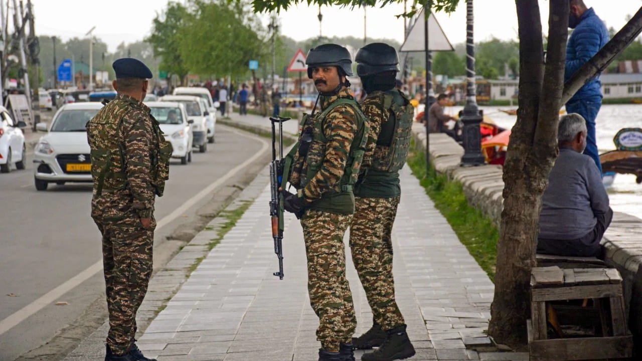 स्थानिक लोकांच्या मते, हा हल्ला केवळ पर्यटकांवर नसून काश्मीरवर आहे. जम्मू-कश्मीरच्या एकूण अर्थव्यवस्थेत पर्यटन क्षेत्राचा वाटा आठ टक्के आहे. 2024-25 मध्ये राज्याच्या सकल राष्ट्रीय उत्पादनात (जीडीपी) सात टक्क्यांची वाढ झाली आहे, यातील सर्वाधिक वाढ ही पर्यटन क्षेत्राची आहे.