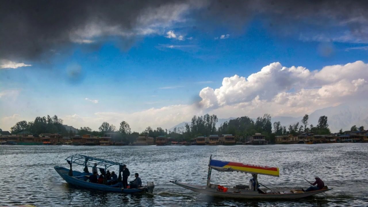 जम्मू काश्मीरच्या पर्यटन व्यवसायातून 2030 पर्यंत 30 हजार कोटी रुपयांची उलाढाल करण्याचे उद्दिष्ट ठेवण्यात आले होते. मात्र आता हे शून्यावर पोहोचण्याची भीती व्यक्त केली जात आहे.