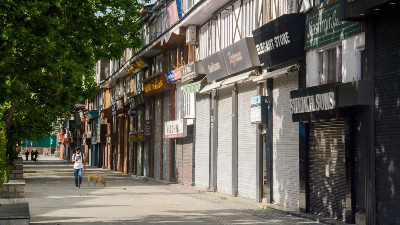 पहलगाम आणि आसपासच्या भागातील मंदिरे आणि मशिदीसुद्धा पर्यटकांविना ओस पडले आहेत. या गंभीर परिस्थितीमुळे जम्मू-काश्मीरच्या पर्यटन उद्योगाला मोठा फटका बसण्याची शक्यता आहे.