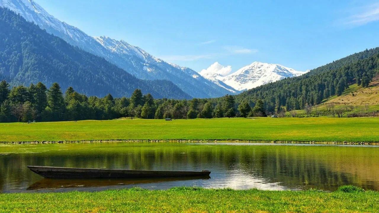 काही टूर ऑपरेटर्सने दिलेल्या माहितीनुसार, अनेक पर्यटकांनी वैष्णोदेवीसाठीच्या बुकिंग्सही रद्द केल्या आहेत. या हल्ल्यामुळे जम्मू-कश्मीरच्या पर्यटन उद्योगाला मोठा आर्थिक फटका बसला आहे. जर ही परिस्थिती कायम राहिली तर राज्याच्या अर्थव्यवस्थेवर त्याचे दूरगामी आणि नकारात्मक परिणाम दिसून येतील, अशी चिंता व्यक्त केली जात आहे.