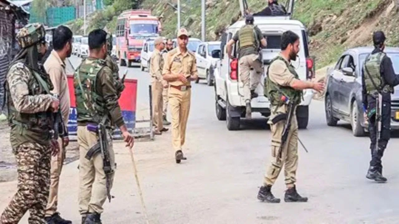 पहलगाम हल्ला 'एनआयए'कडून धरपकड, शेकडो जणांना अटक, 60 ठिकाणी छापेमारी पहलगाम हल्ला 'एनआयए'कडून धरपकड, शेकडो जणांना अटक, 60 ठिकाणी छापेमारी