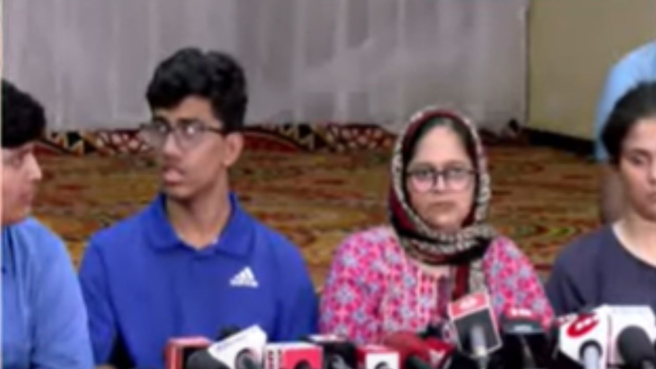 'त्यांनी गोळीबार केला, माझा एक हात बाबांच्या डोक्यावर होता अन्...' संजय लेलेंचा मुलगा भावुक 'त्यांनी गोळीबार केला, माझा एक हात बाबांच्या डोक्यावर होता अन्...' संजय लेलेंचा मुलगा भावुक