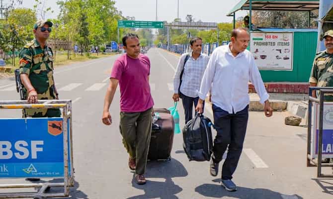भारत सोडला नाही तर कठोर शिक्षा आणि इतक्या दंडाची कु-हाड कोसळणार, पाकिस्तानींचे मोठे वांदे होणार