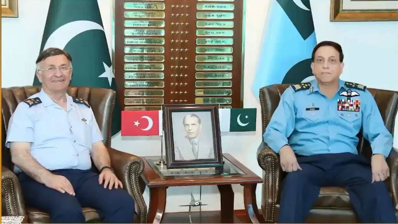 India vs Pakistan : युद्धाची स्थिती, पाकिस्तान एअरफोर्सच्या हेडक्वार्टरमध्ये पोहोचले 'या' देशाचे इंटेलिजन्स एजन्सीचे प्रमुख India vs Pakistan : युद्धाची स्थिती, पाकिस्तान एअरफोर्सच्या हेडक्वार्टरमध्ये पोहोचले 'या' देशाचे इंटेलिजन्स एजन्सीचे प्रमुख