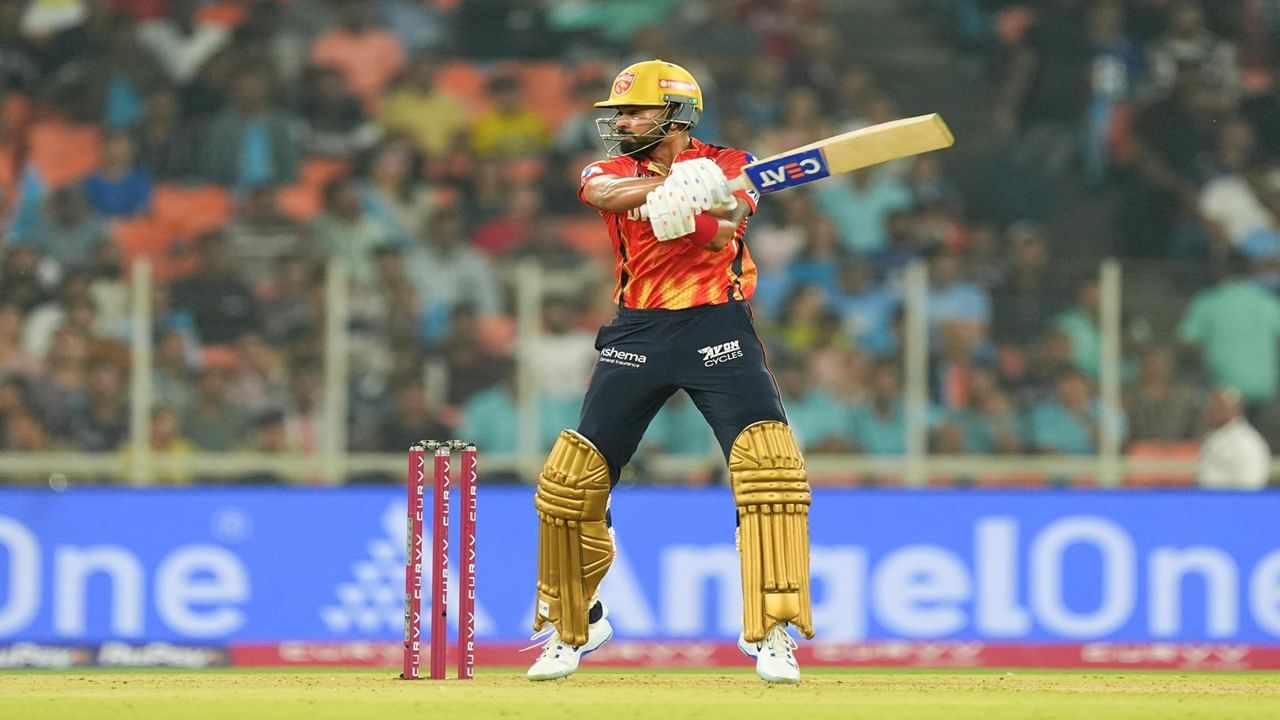 श्रेयस अय्यरने कर्णधार म्हणून षटकार लगावण्याबाबत अनेक दिग्ग्जांना मागे टाकलं आहे. अय्यरने एडन गिलख्रिस्टला पछाडलं आहे. (Photo Credit : Shreyas Iyer X Account)