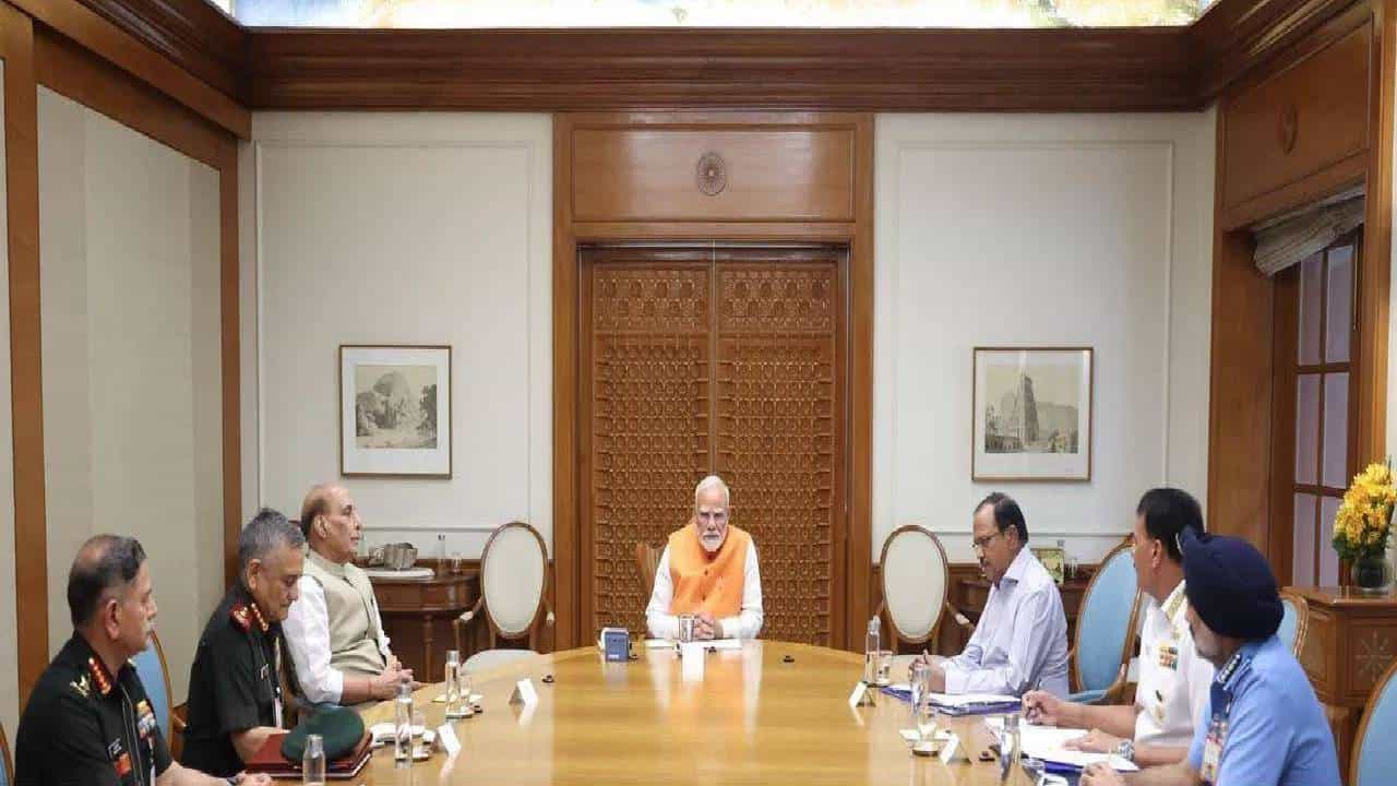 Pahalgam Terror Attack : पाकिस्तानने युद्धाची वेळ सांगितली अन् मोदींची दिल्लीत फायनल बैठक, नेमकं काय होणार?