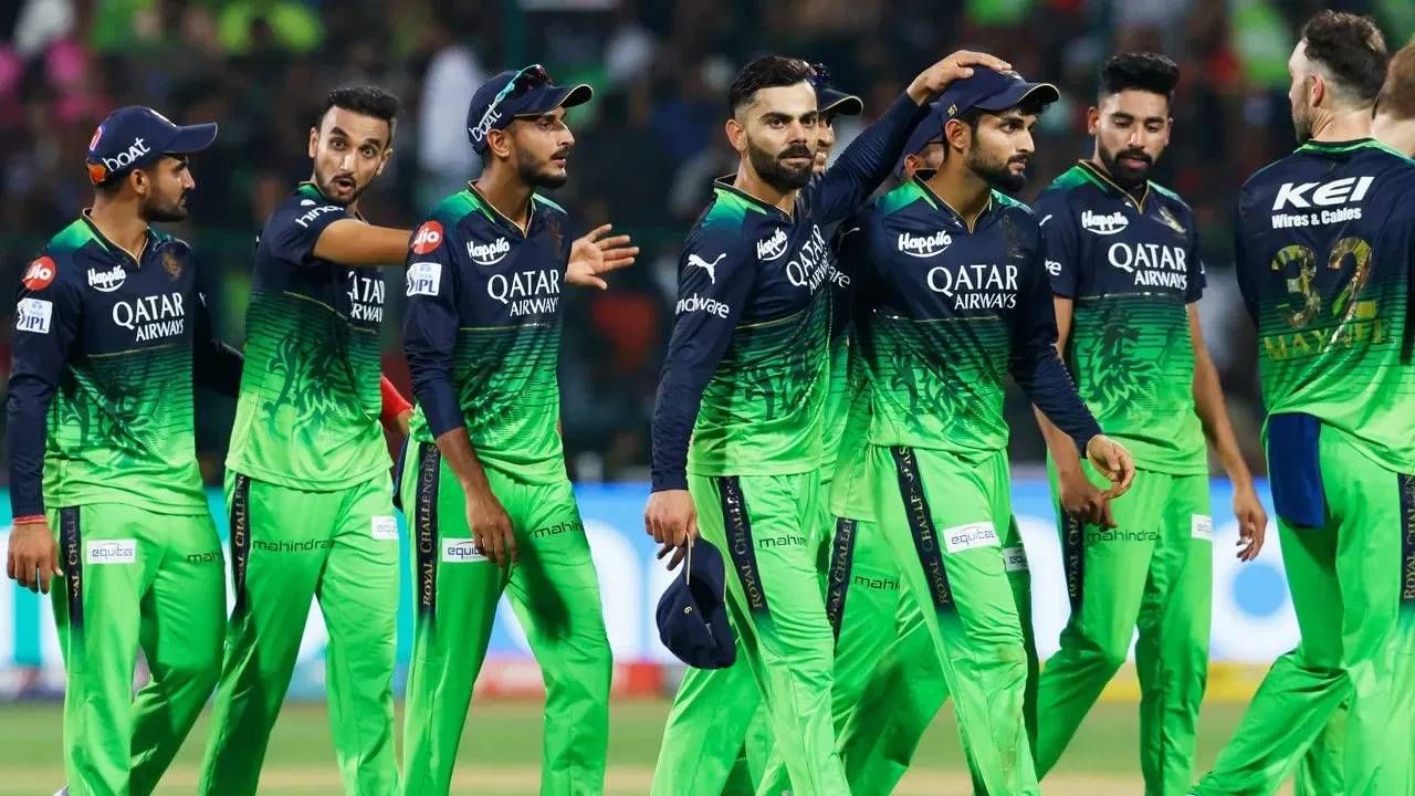 रॉयल चॅलेंजर्स बंगळुरू आता 15 व्यांदा हिरवी जर्सी घातली आहे. सवाई मानसिंग स्टेडियमवर हा सामना जिंकून आरसीबी हिरवी जर्सीबाबत मिथक मोडून काढणार की नाही हे पाहणं औत्सुक्याचं आहे. ग्रीन जर्सीच्या माध्यमातून या फ्रँचायझीचा उद्देश पर्यावरणाला प्रोत्साहन देणे आहे. जेणेकरून लोक अधिकाधिक झाडे लावतील.