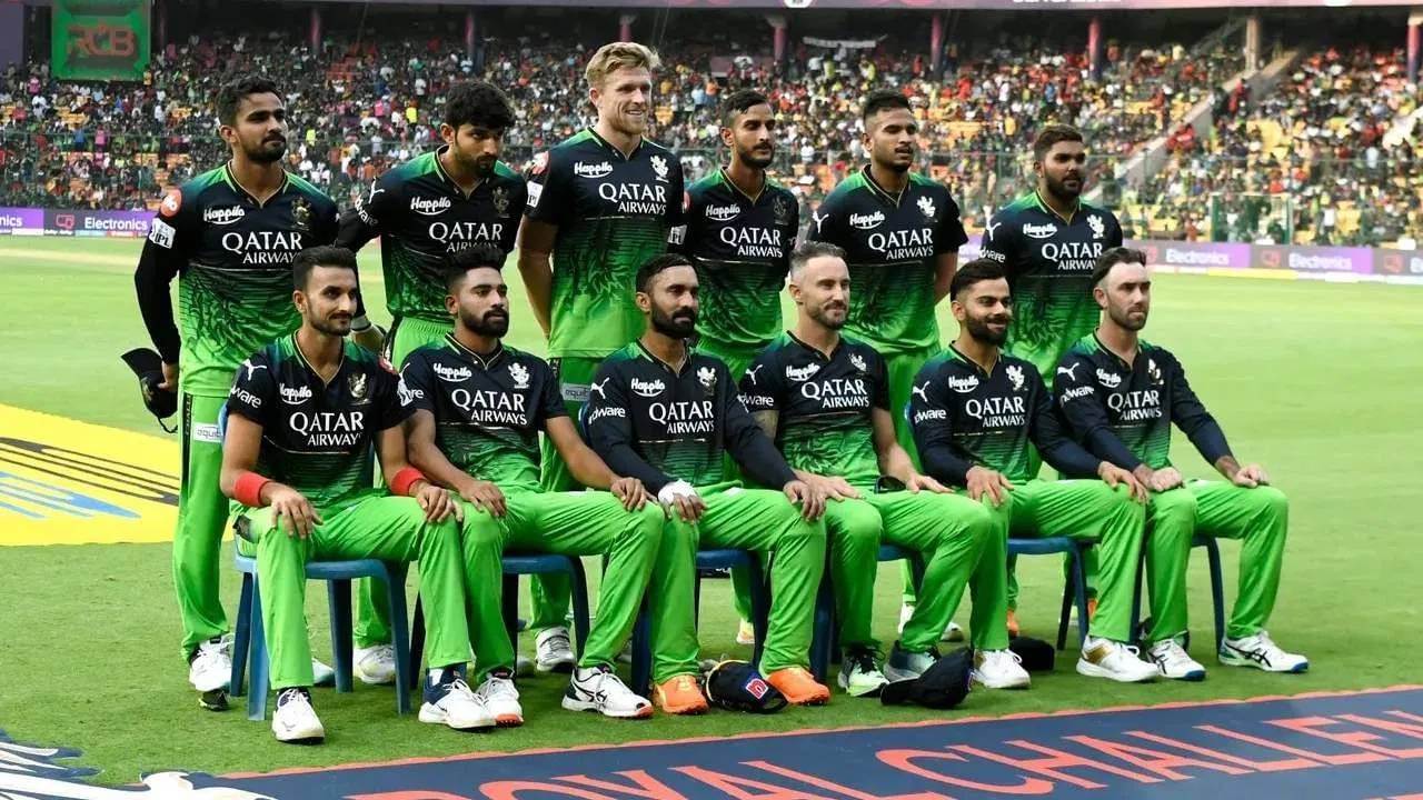 आरसीबी संघाने ग्रीन जर्सीत 2011 मध्ये विजय, 2012मध्ये पराभव, 2013 मध्ये पराभव, 2014 मध्ये पराभव, 2015 मध्ये निकाल लागला नाही. 2016  मध्ये विजय, 2017 मध्ये पराभव, 2018 मध्ये पराभव, 2019 मध्ये पराभव, 2020 मध्ये पराभव, 2021  मध्ये पराभव (ब्लू जर्सी), 2022 मध्ये विजय, 2023 मध्ये विजय, 2024 मध्ये पराभव झाला आहे.