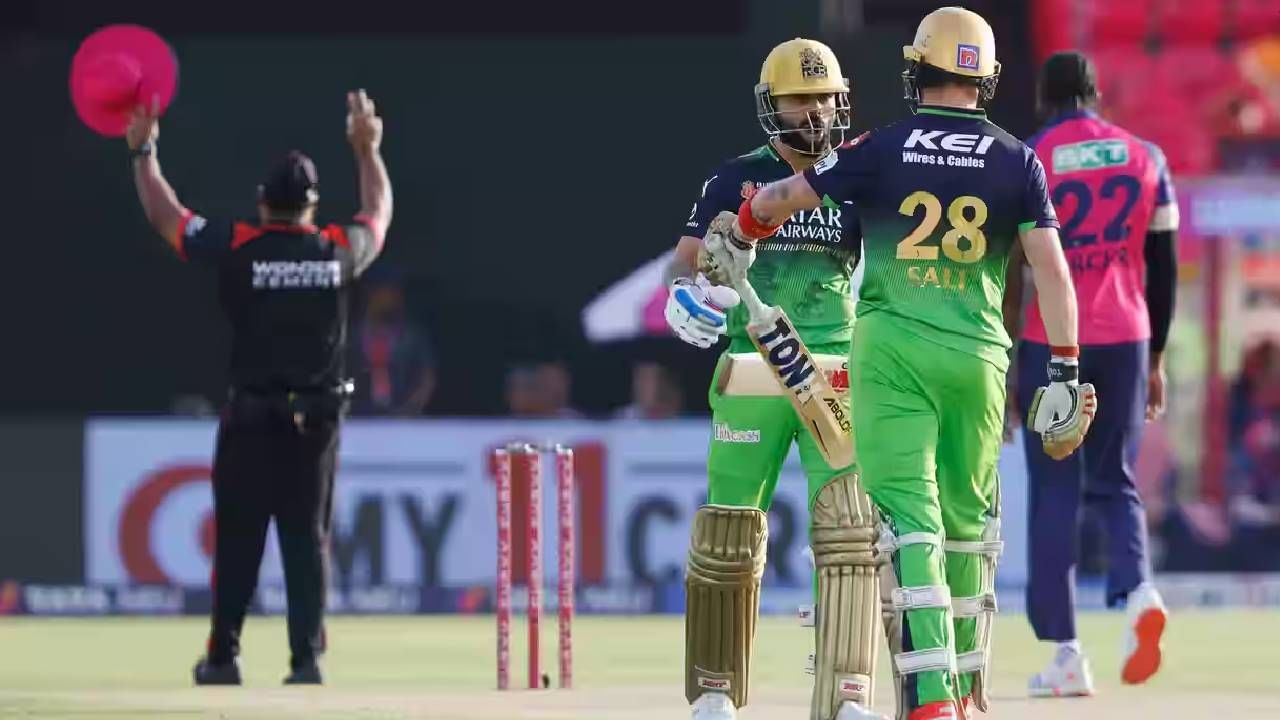 आयपीएलमध्ये कोहलीने 66 व्या वेळी 50 पेक्षा जास्त धावा करण्याचा विक्रम केला आहे. यासह डेविड वॉर्नरची बरोबरी केली. वॉर्नरने आयपीएलमध्ये 66 वेळा 50 पेक्षा जास्त धावा केल्या आहेत. विराट कोहली आणि डेविड वॉर्नर यांनी सर्वाधिक 50 पेक्षा जास्त धावा करणाऱ्या फलंदाजांच्या यादीत संयुक्तपणे पहिल्या क्रमांकावर आहेत. (सर्व फोटो- BCCI/IPL)