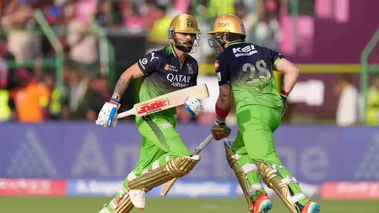 विराट कोहलीने 40 चेंडूत आपले अर्धशतक पूर्ण केले. यासह किंग कोहलीने टी20 क्रिकेटमध्ये 100 अर्धशतके पूर्ण करण्याचा विक्रम केला.या सामन्यात 45 चेंडूंचा सामना करणाऱ्या कोहलीने 137.78 च्या स्ट्राईक रेटने 4 चौकार आणि 2 षटकारांसह नाबाद 62 धावा केल्या.