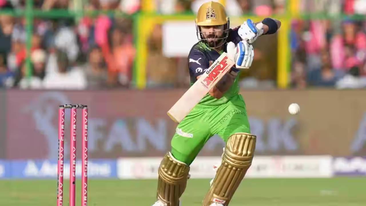 राजस्थान रॉयल्सने प्रथम फलंदाजी करताना आरसीबीसमोर विजयासाठी 173 धावांचं आव्हान दिलं होतं. हे आव्हान आरसीबीने 17.3 षटकात पूर्ण केलं. या सामन्यात फिल सॉल्ट आणि विराट कोहली यांनी अर्धशतकी खेळी केली. या दोघांच्या खेळीमुळे विजय सोपा झाला. विराट कोहलीने नाबाद 62 धावांसह शतक ठोकलं आहे.