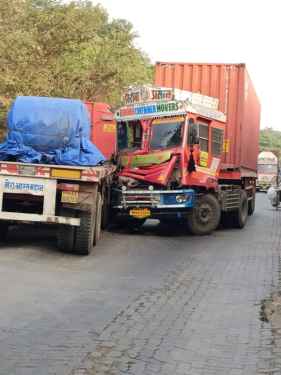 या दुर्घटनेचे काही फोटो समोर आले आहेत. या फोटोत ट्रक आणि ट्रेलर समोरासमोर धडकल्याचे पाहायला मिळत आहे.