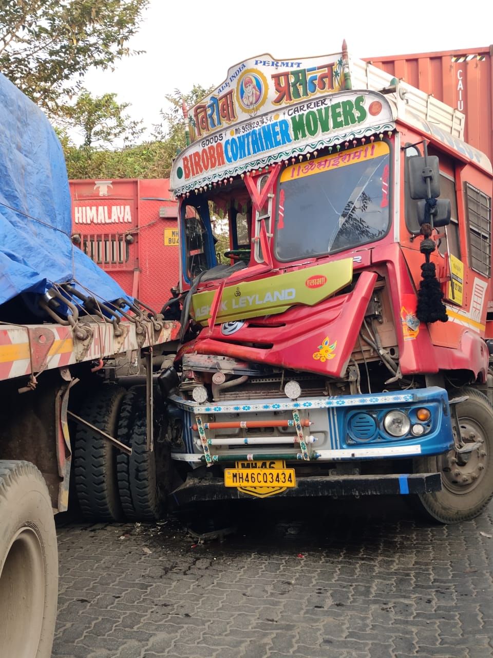 मुंबई-गोवा महामार्गावर नागोठणे जवळ एक भीषण अपघात झाला आहे. या अपघातात दोन ट्रकची समोरासमोर धडक झाली.