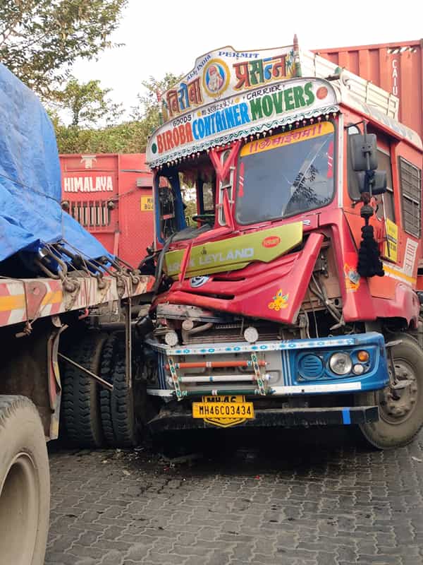 मुंबई-गोवा महामार्गावर नागोठणे जवळ एक भीषण अपघात झाला आहे. या अपघातात दोन ट्रकची समोरासमोर धडक झाली.