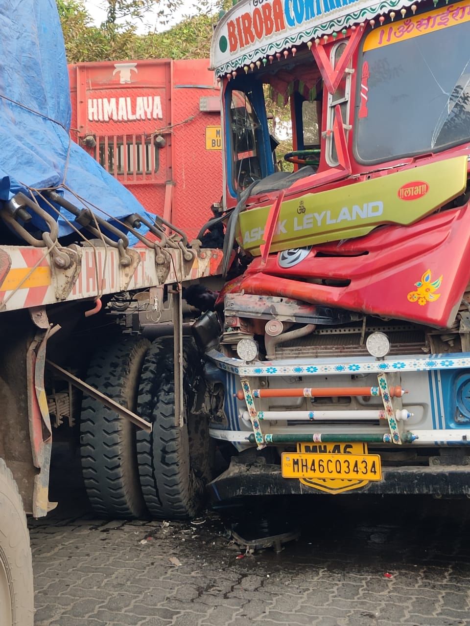 यातून हा अपघात किती भीषण होता, याचा अंदाज आपल्याला लावता येत आहे.