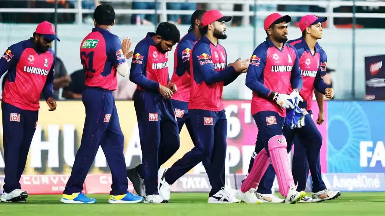  राजस्थान रॉयल्स संघाचे सुरुवातीच्या सामन्यांचे नेतृत्व रियान परागने केलं. त्यानंतर आता संजू सॅमसनकडे धुरा आहे. दोघांनीही स्लो ओव्हर रेटची चूक केली. त्यामुळे पाच संघांमधील एकूण सहा कर्णधारांना दंड बसला आहे. चला जाणून घेऊयात दंड भरणारे कर्णधार कोण होते.