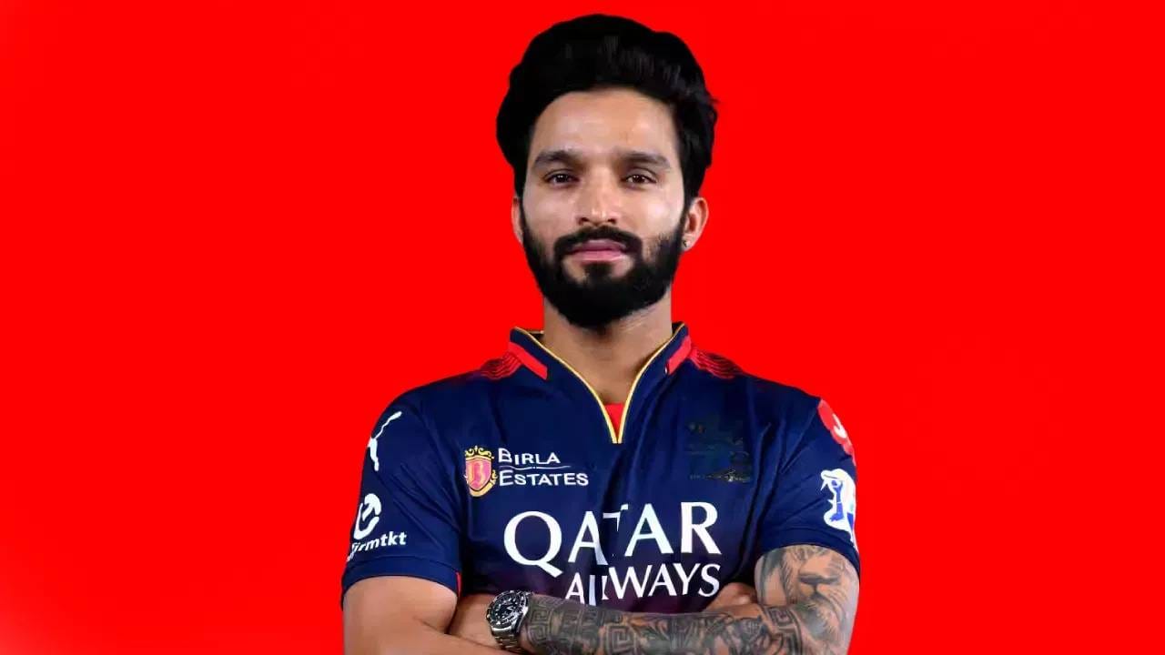 रजत पाटिदार: मुंबई इंडियन्स विरुद्धच्या सामन्यात रॉयल चॅलेंजर्स बंगळुरूने दिलेल्या वेळेत 20 षटके पूर्ण केली नाहीत. त्यामुळे आरसीबी संघाचा कर्णधार रजत पाटिदारला 12 लाख रुपयांचा दंड ठोठावला आहे.