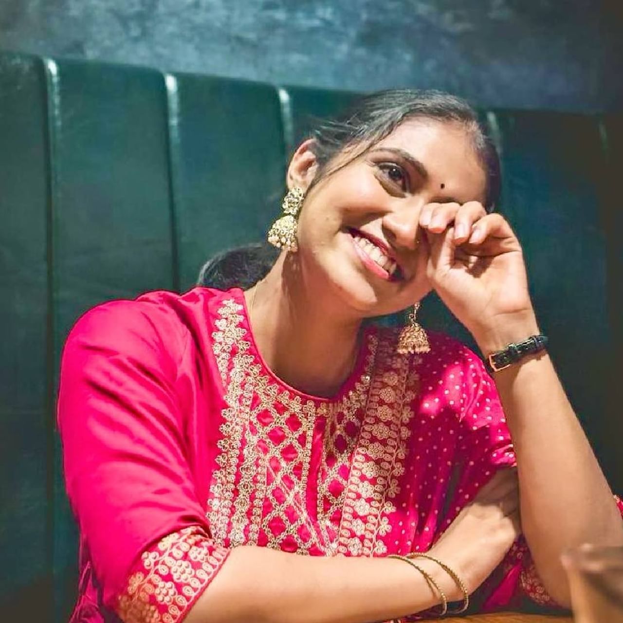 'सैराट' फेम अभिनेत्री रिंकू राजगुरू सोशल मीडियावर बऱ्यापैकी सक्रिय असते. नुकतेच तिने तिच्या डिनर डेटचे काही फोटो चाहत्यांसोबत शेअर केले आहेत. या फोटोंमुळे रिंकू आयुष्यातील खास व्यक्तीबाबत चर्चा होऊ लागली आहे. 
