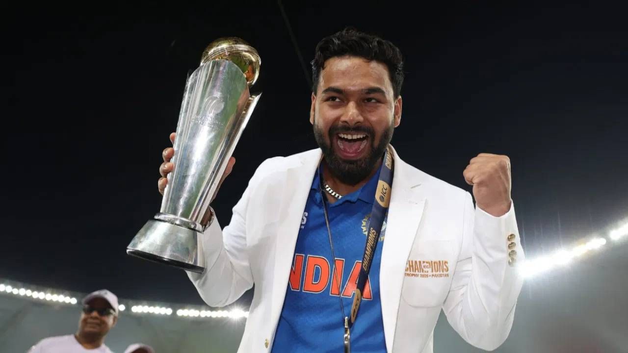चॅम्पियन्स ट्रॉफी जिंकणाऱ्या भारतीय संघाचाही भाग होता. पण त्याच्याऐवजी केएल राहुलला संधी मिळाली होती. बीसीसीआयचा हा करार केवळ आर्थिक बक्षीस नाही, तर तो बोर्डाचा खेळाडूवरील विश्वास आणि महत्त्व दर्शवतो. बीसीसीआय दरवर्षी ब श्रेणीतील खेळाडूंना 3 कोटी रुपये देते. तर अ श्रेणीतील खेळाडूंसाठी 5 कोटी रुपये देते.