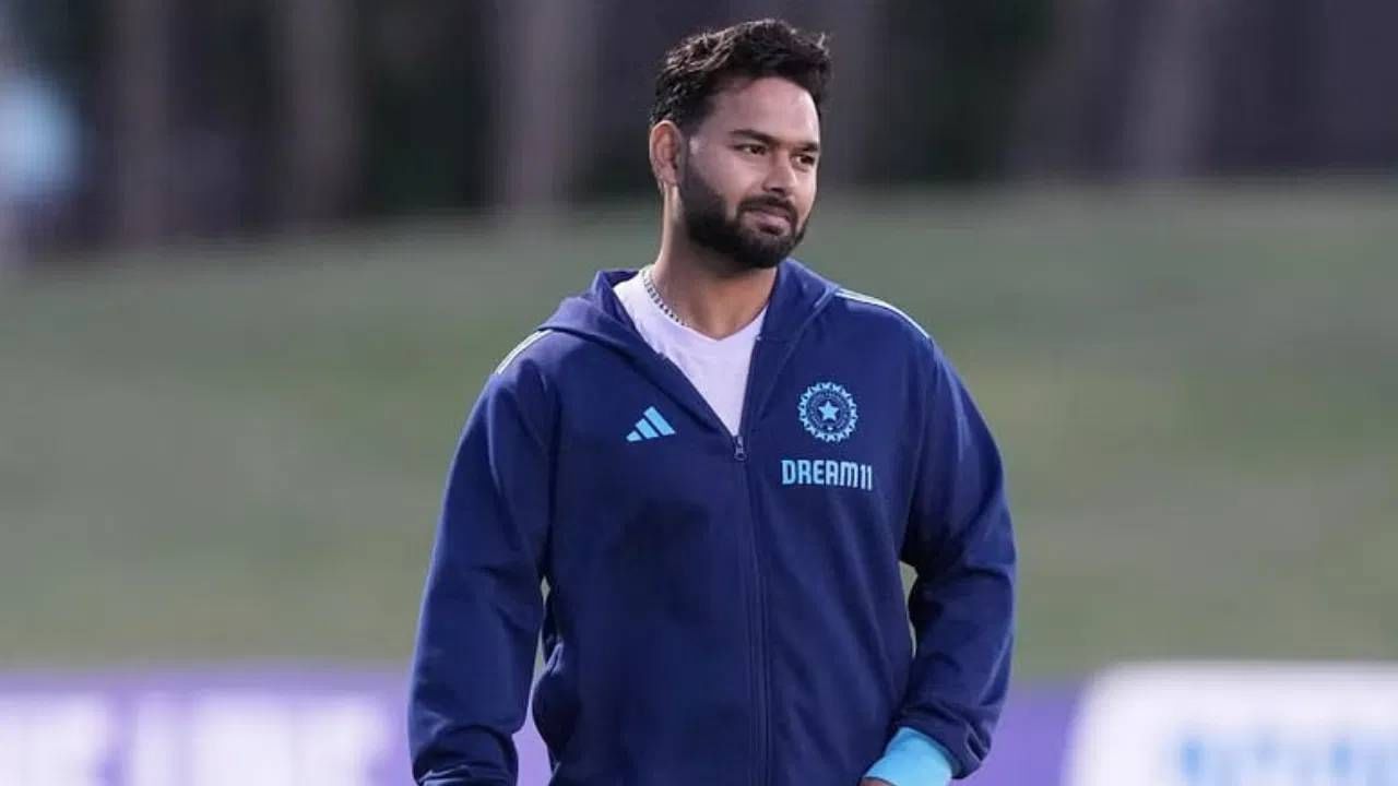 बीसीसीआयने त्यांच्या केंद्रीय करार यादीतून फक्त एकाच खेळाडूला बढती दिली आहे. कार अपघातातून वाचलेल्या आणि टीम इंडियामध्ये कमबॅक करणाऱ्या यष्टीरक्षक फलंदाज ऋषभ पंतला ब श्रेणीतून अ श्रेणीत बढती देण्यात आली आहे.