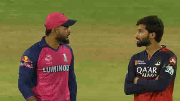 RCB vs RR : राजस्थानने करो या मरो सामन्यात टॉस जिंकला, आरसीबीची बॅटिंग, घरच्या मैदानात जिंकणार का?