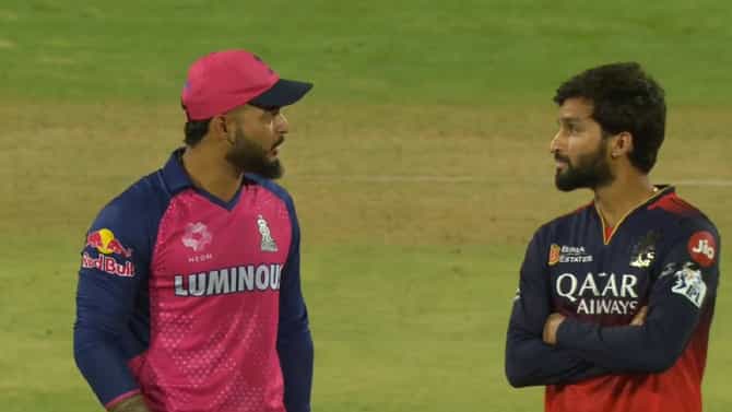 RCB vs RR : राजस्थानने करो या मरो सामन्यात टॉस जिंकला, आरसीबीची बॅटिंग, घरच्या मैदानात जिंकणार का?