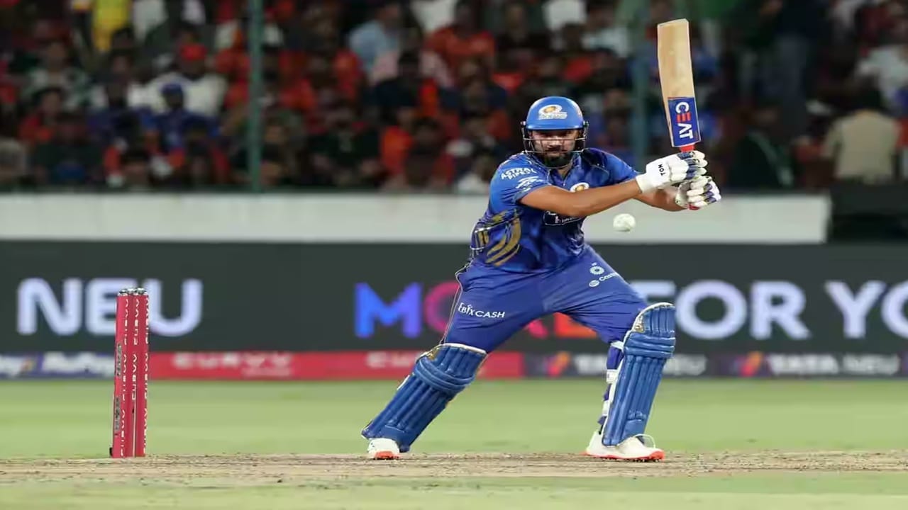 रोहितने या खेळीत 3 षटकार लगावले. रोहित यासह मुंबई इंडियन्सकडून सर्वाधिक षटकार लगावणारा फलंदाज ठरला. रोहितच्या नावावर 259 सिक्सची नोंद आहे. तर किरन पोलार्डने 258 षटकार लगावले होते. (Photo Credit : Ipl/Bcci)