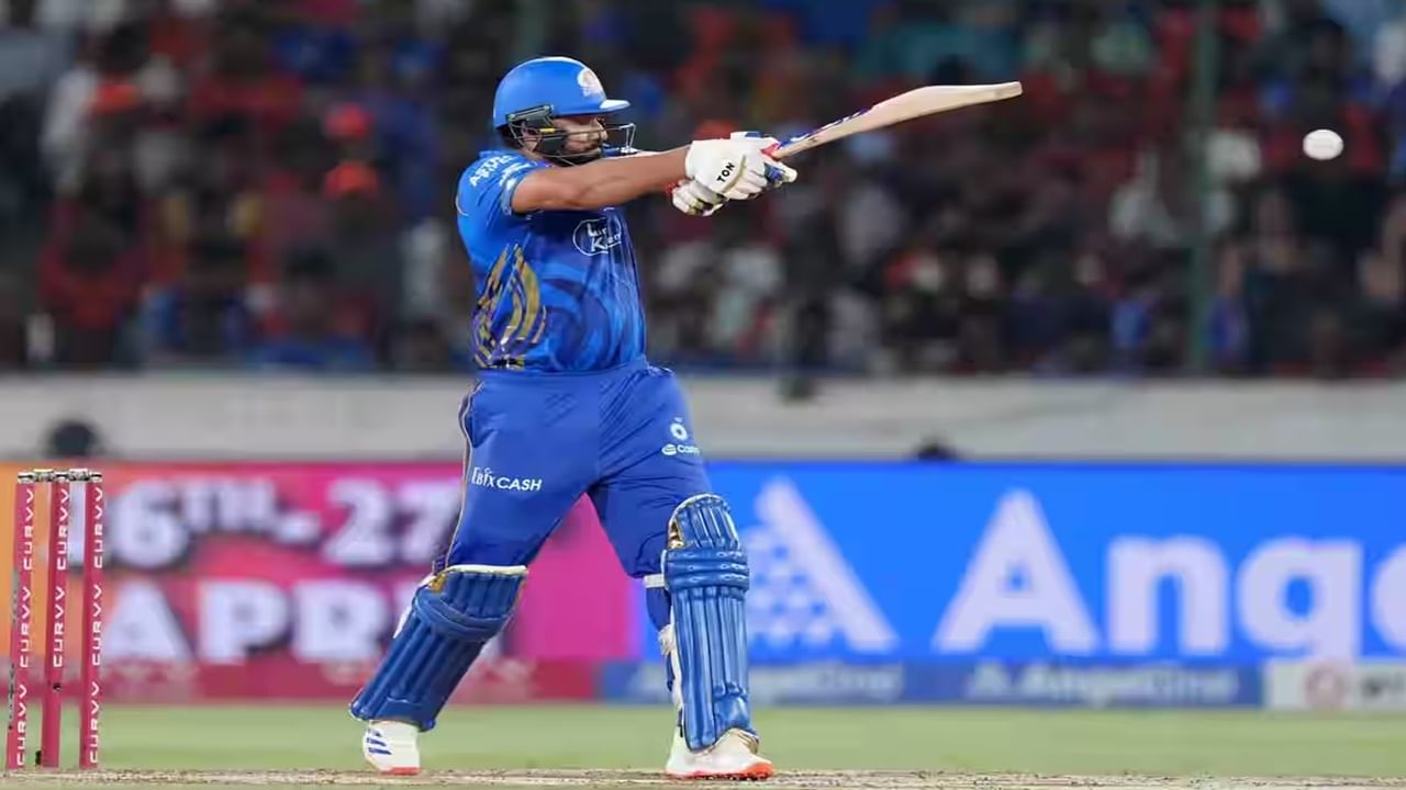 मुंबई इंडियन्सचा अनुभवी फलंदाज रोहित शर्मा याला 18 व्या मोसमात अपेक्षित सुरुवात करता आली नाही. रोहितने काही सामन्यात अपयशी ठरल्यानंतर जोरदार कमबॅक केलं. रोहितने आतापर्यंत 8 सामन्यांमध्ये 32.57 च्या सरासरीने आणि 154.05 च्या स्ट्राईक रेटने 228 धावा केल्या आहेत. या ममधअये 2 अर्धशतकांचा समावेश आहे. (Photo Credit : Ipl/Bcci)