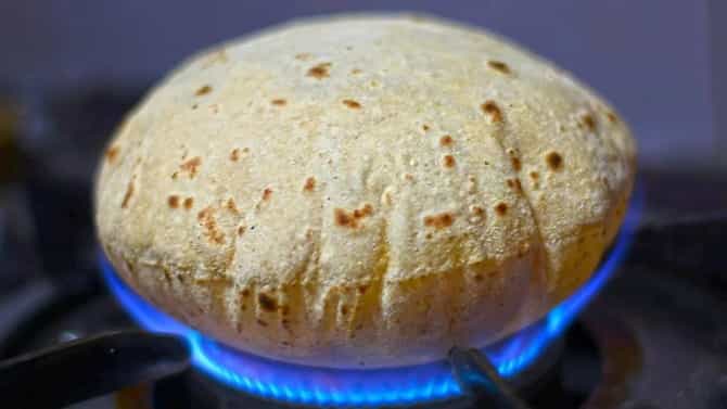 आता पोळी जळण्याच्या त्रासाला कायमची सुट्टी! या टिप्स फॉलो करा तुमची पोळी परफेक्ट बनवा