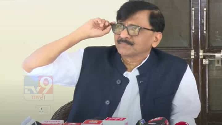 Sanjay Raut : 'शिंदे, पवार तोंडाला पोपट बांधून फिरतात', संजय राऊत नेमकं काय म्हणाले? Sanjay Raut : 'शिंदे, पवार तोंडाला पोपट बांधून फिरतात', संजय राऊत नेमकं काय म्हणाले?