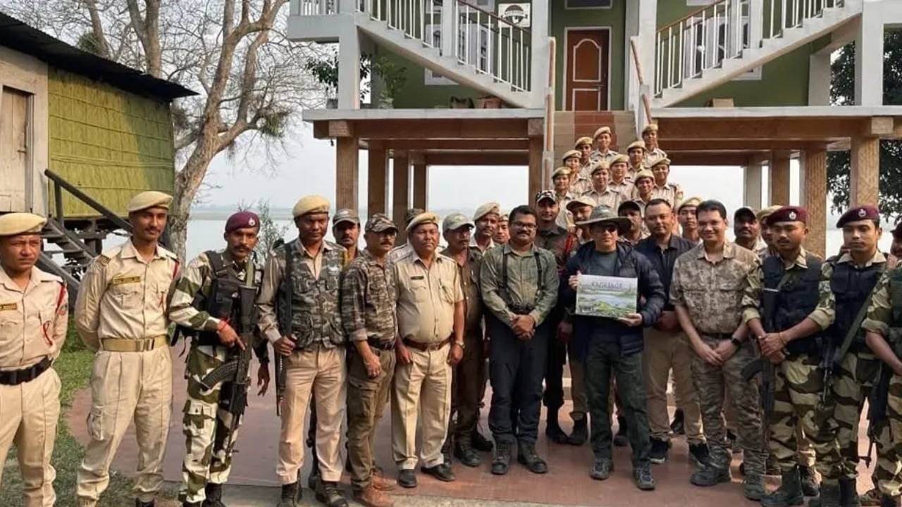 छायाचित्रांमध्ये सचिन तेंडुलकर काझीरंगाच्या नैसर्गिक सौंदर्याचा आनंद घेतला. सचिन तेंडुलकर या प्रवासासाठी पूर्णपणे तयार होता आणि उन्हापासून स्वतःचे रक्षण करण्यासाठी त्याने सनग्लासेस आणि टोपी घातली होती. त्यांनी त्यांच्या गळ्यात पारंपारिक आसामी गमचा देखील घातला होता.