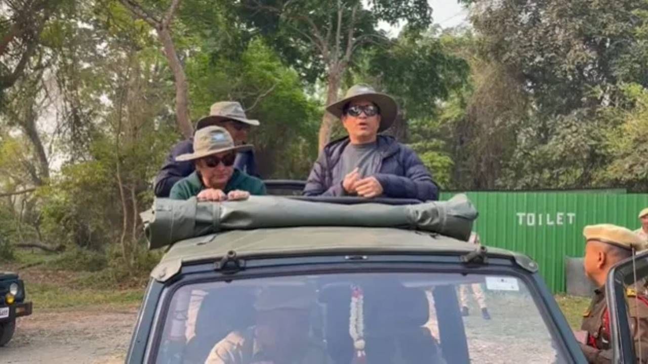 भारतीय क्रिकेट संघाचा माजी कर्णधार आणि महान फलंदाज सचिन तेंडुलकर यांनी नुकताच आसाममधील काझीरंगा राष्ट्रीय उद्यानाला भेट दिली. त्यांच्या भेटीचे काही फोटो सोशल मीडियावर समोर आले आहेत.