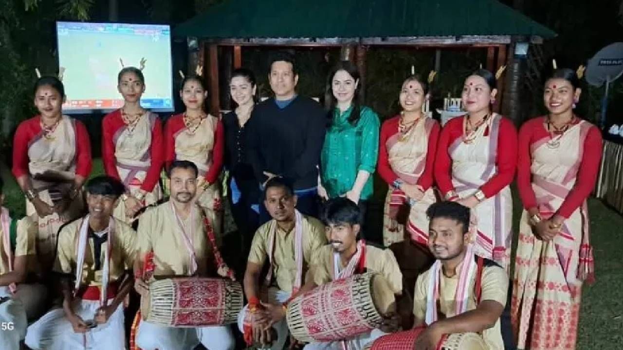 सचिन तेंडुलकर आणि त्याचे कुटुंब सात दिवसांच्या दौऱ्यानंतर गुरुवारी गुवाहाटीला पोहोचले. हा दिग्गज क्रिकेटपटू विमानतळावरून मेघालयला रवाना झाला. मेघालयात दोन रात्री घालवल्यानंतर तेंडुलकर 7 एप्रिल रोजी काझीरंगा येथे पोहोचले.