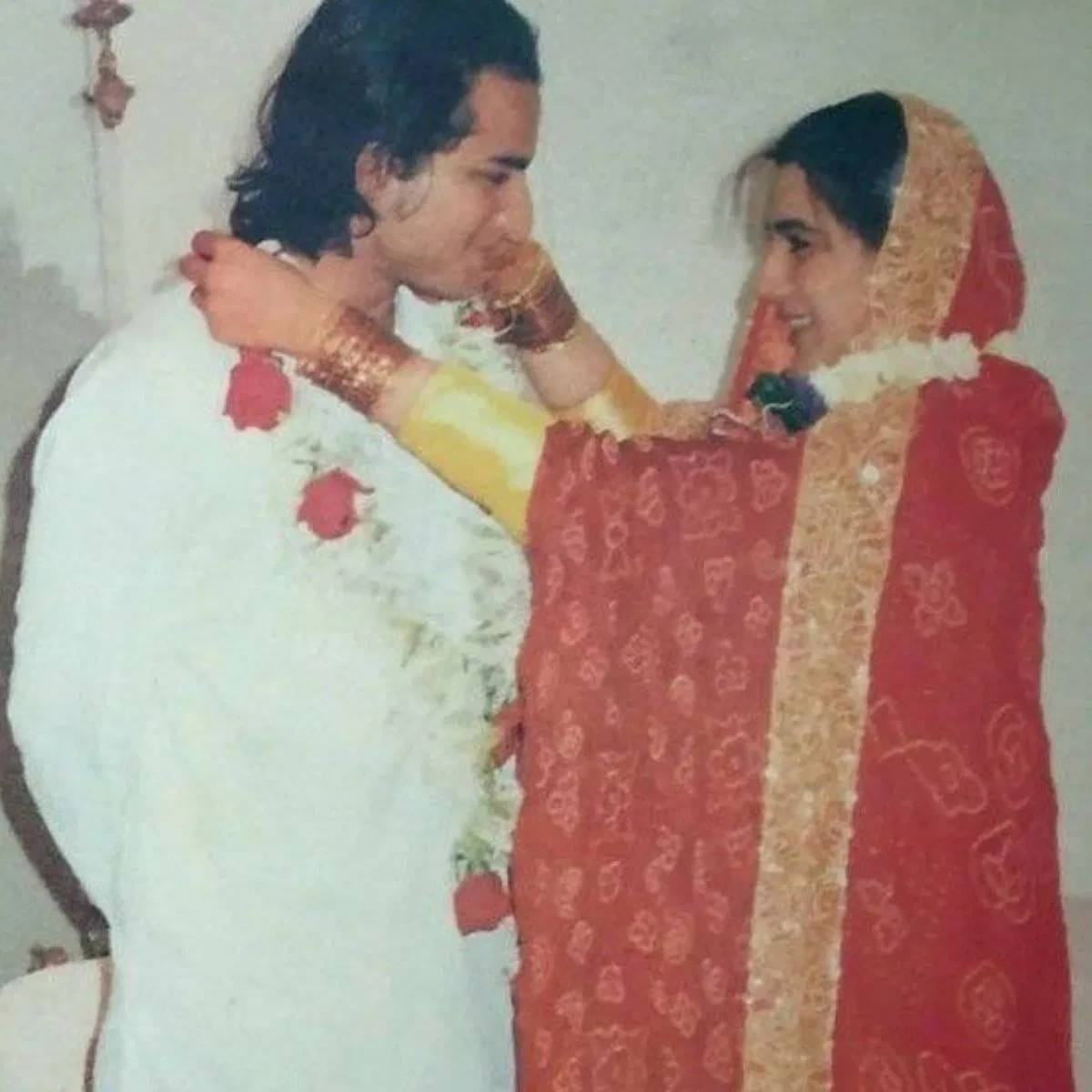 कुटुंबातील सदस्य या नात्यावर खूश नव्हते. तरीही प्रेमापोटी दोघांनीही त्यांच्या कुटुंबाच्या इच्छेविरुद्ध लग्न केले. कालांतराने दोघांमधील अंतर वाढू लागले. २००४ मध्ये दोघांचा घटस्फोट झाला. सैफला त्याच्या पहिल्या लग्नापासून दोन मुले आहेत, सारा अली खान आणि इब्राहिम अली खान.