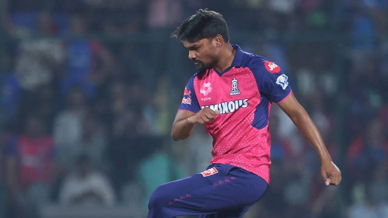 आयपीएल इतिहासात एका षटकात सर्वाधिक चेंडू टाकणारा चौथा गोलंदाज ठरला आहे. यापूर्वी आरसीबीकडून खेळताना मोहम्मद सिराजने 2023 मध्ये 11 चेंडू टाकले होते. त्यानंतर 2023 यावर्षी तुषार देशपांडने 11 चेंडूचं षटक टाकलं होतं. यंदाच्या आयपीएलमध्ये शार्दुल ठाकुरने 11 चेंडूंच षटक टाकलं होतं. आता या यादीत संदीप शर्मा बसला आहे. (Photo-Getty Image)