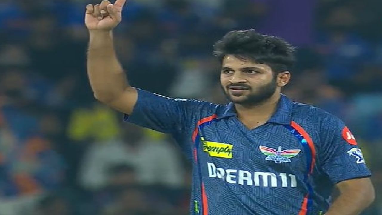 LSG vs MI : ..आणि सामना फिरवला! लॉर्ड शार्दूल ठाकुरची गेमचेंजिग ओव्हर, पाहा व्हीडिओ LSG vs MI : ..आणि सामना फिरवला! लॉर्ड शार्दूल ठाकुरची गेमचेंजिग ओव्हर, पाहा व्हीडिओ