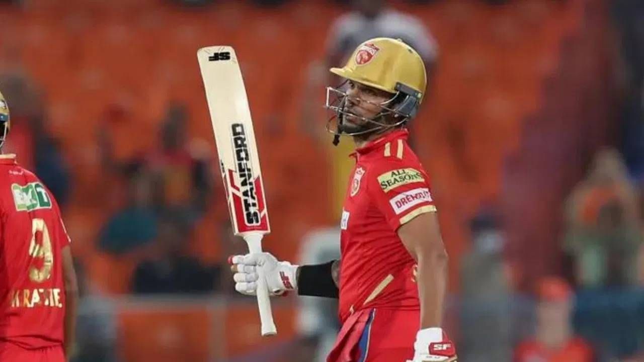 या यादीत दुसऱ्या स्थानावर शिखर धवन आहे. त्याने 211 डावांमध्ये 768 चौकार आणि 152 षटकार मारले आहेत. धवनच्या नावावर एकूण चौकार अधिक षटकारांची संख्या 920 आहे. (फोटो- बीसीसीआय)