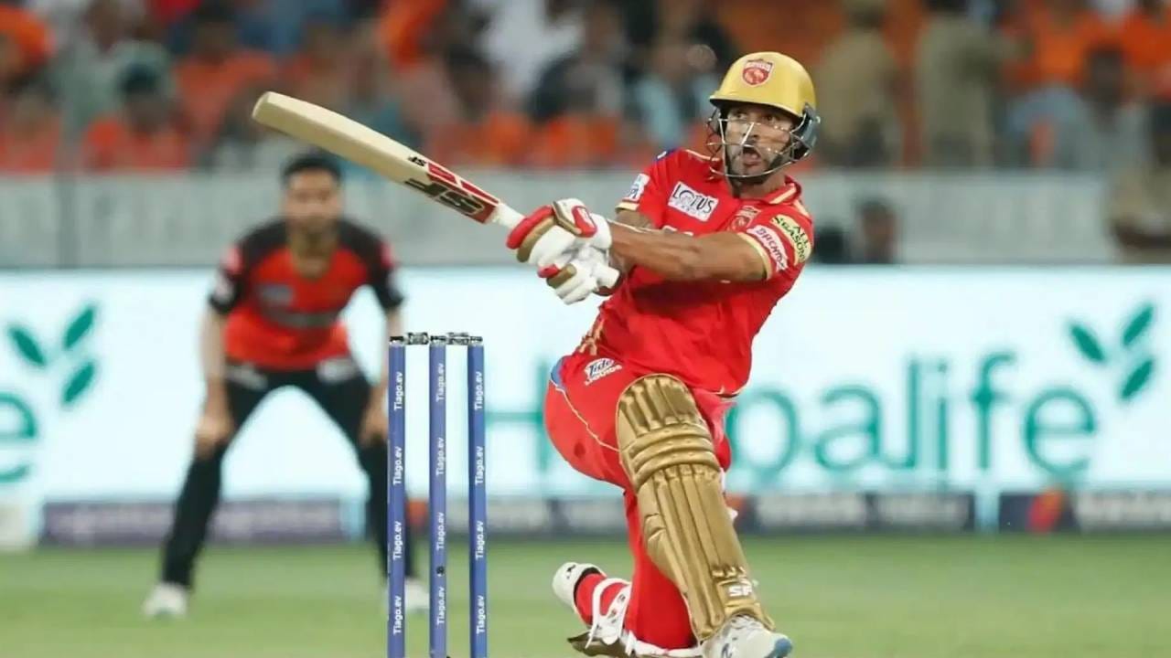 टीम इंडियाचा फलंदाज शिखर धवन तिसऱ्या स्थानावर आहे. धवनने 53 वेळा 50 पेक्षा जास्त धावा केल्या आहेत. त्यात 51 अर्धशतके आणि 2 शतके आहेत.