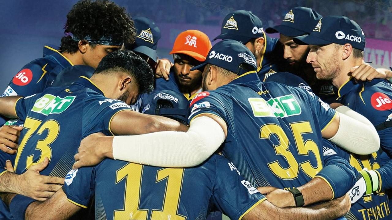 गुजरात टायटन्सने राजस्थान रॉयल्ससमोवर विजयासाठी 210 धावांचं मोठं लक्ष्य ठेवलं होतं. पण हे आव्हान राजस्थानने सहज गाठलं. यामुळे गुजरात टायटन्सला गुणतालिकेत फटका बसला आहे. गुजरातला प्लेऑफमधील स्थान पक्कं करण्यासाठी अजून विजय महत्त्वाचे आहेत. पण असं असताना कर्णधार शुबमन गिलच्या फिटनेसची चिंता आहे. 