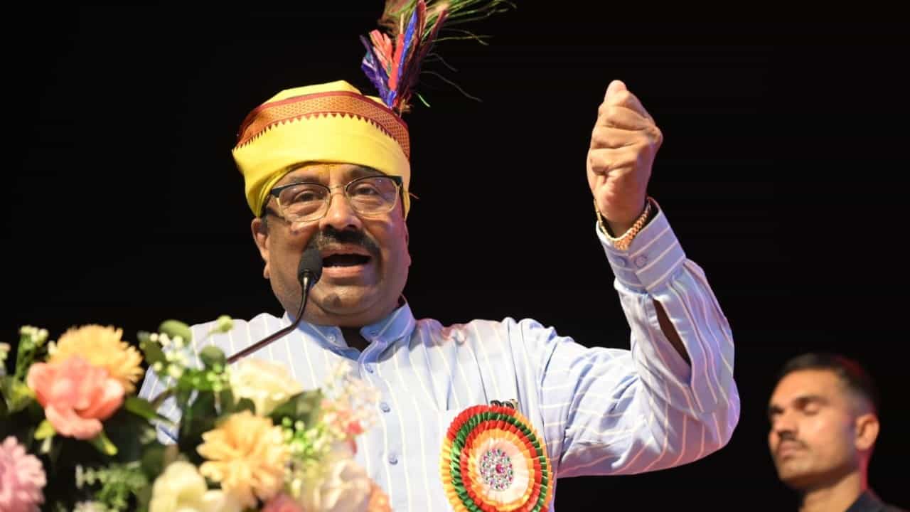 Sudhir Mungantiwar : मला प्रमोशन हवं असेल तर सरकार टिकलं पाहिजे, मुनगंटीवारांची मिश्किल टोलेबाजी Sudhir Mungantiwar : मला प्रमोशन हवं असेल तर सरकार टिकलं पाहिजे, मुनगंटीवारांची मिश्किल टोलेबाजी