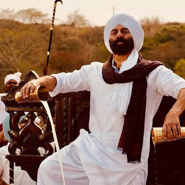 'गदर 2'च्या ब्लॉकबस्टर यशानंतर सनी देओलचा हा पहिला चित्रपट प्रदर्शित होतोय. 200 कोटी रुपये बजेटमध्ये बनलेल्या या चित्रपटासाठी सनी देओलने 42 वर्षांमध्ये सर्वाधिक फी आकारली आहे. सनी देओलने या चित्रपटातील भूमिकेसाठी 50 कोटी रुपये मानधन स्वीकारल्याची माहिती समोर येत आहे. 'गदर 2'नंतर सनी देओलचं नशीब फळफळलं आहे. याचाच फायदा घेत त्याने 'जाट'साठी तगडं मानधन घेतलं आहे.