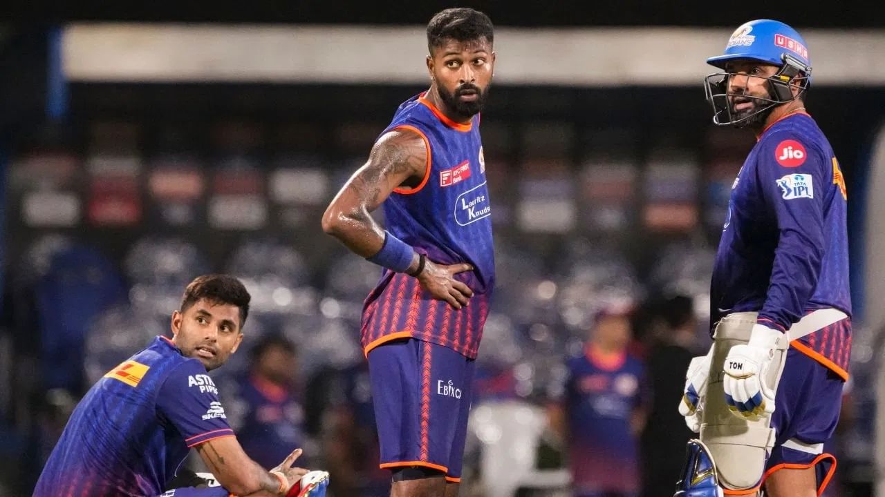 वानखेडे स्टेडियममध्ये हा सामना असल्याने साऱ्या क्रिकेट चाहत्यांचं लक्ष हे लोकल बॉय आणि स्टार बॅट्समन रोहित शर्मा याच्याकडे असणार आहे. पलटणला रोहितकडून घरच्या मैदानात मोठ्या खेळीची आशा असणार आहे. (Photo Credit : PTI)