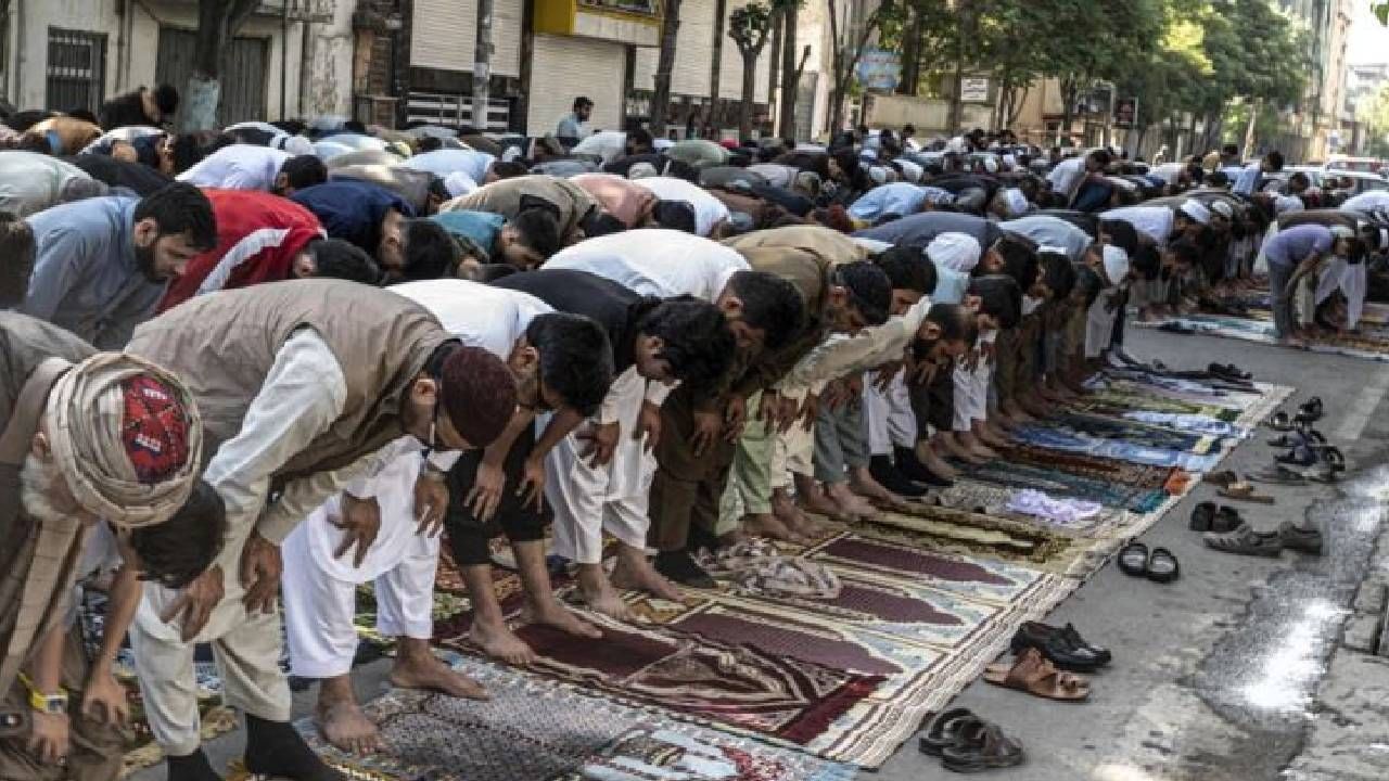 अफगाणिस्तानात नमाज पठण न करणाऱ्यांवर तालिबान्यांची कारवाई, शेकडोंना घेतलं ताब्यात अफगाणिस्तानात नमाज पठण न करणाऱ्यांवर तालिबान्यांची कारवाई, शेकडोंना घेतलं ताब्यात